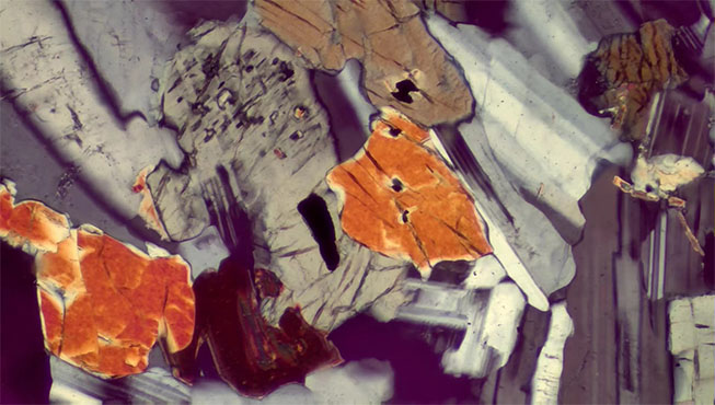 偏光显微镜看岩石2.jpg